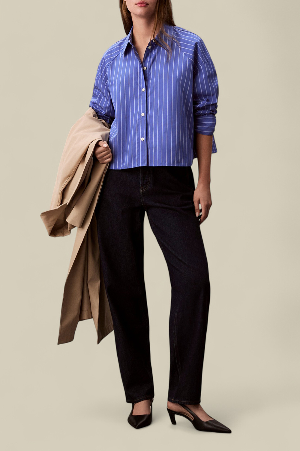 תמונת כל הלוק של חולצת כפתורים קרופ